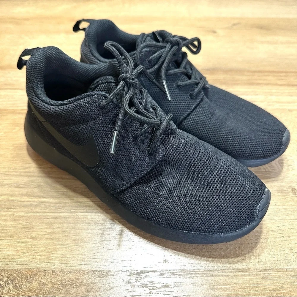 Nike Roshe One Black Lace Up Sneakers Black 5Y Sporty
